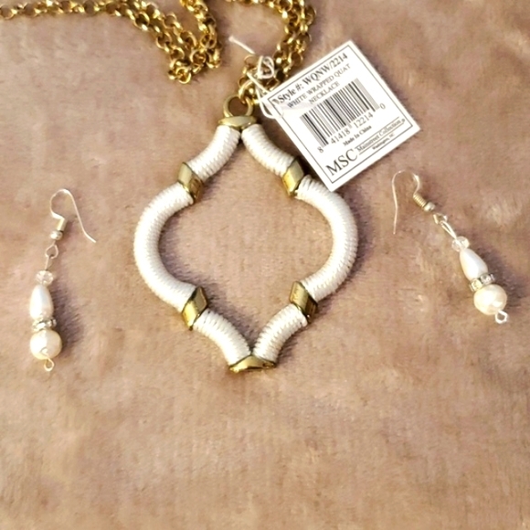 Elegant Gold and White Jewelry Set - Picture 1 of 5